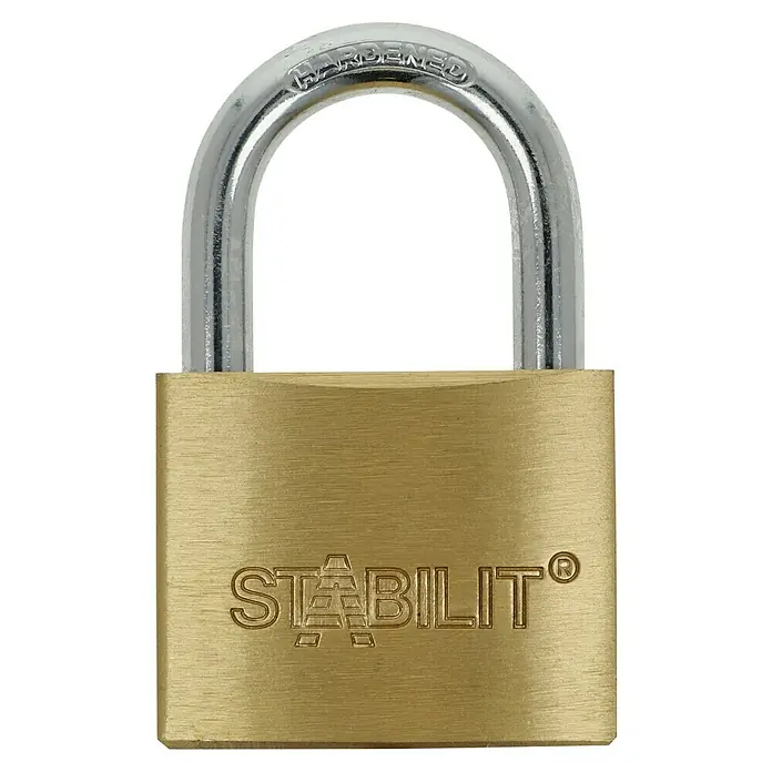 Stabilit Vorhängeschloss M50 - Breite: 50 mm, Bügelstärke: 8 mm - Nahaufnahme eines goldfarbenen Vorhängeschlosses der Marke Stabilit mit silberfarbenem, gehärtetem Bügel auf schwarzem Hintergrund.