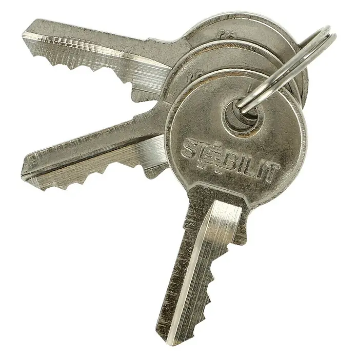 Stabilit Vorhängeschloss A30 - Breite: 30 mm, Bügelstärke: 4,8 mm - Nahaufnahme von drei silbernen Stabilit Schlüsseln an einem Schlüsselring. Die Schlüssel sind gezahnt und tragen den Schriftzug "STABILIT".
