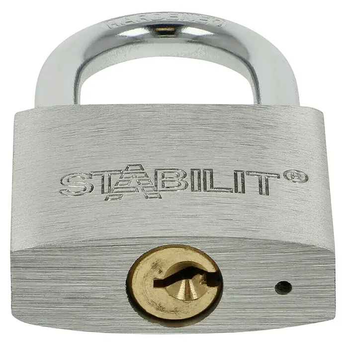 Stabilit Vorhängeschloss-Set A40-3 Gleichschließend - 3 Stk., Breite: 40 mm - Nahaufnahme eines silbernen Stabilit-Vorhängeschlosses mit goldenem Schlüsselloch vor schwarzem Hintergrund.