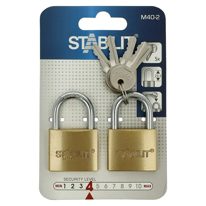 Stabilit Vorhängeschloss-Set M40-2 Gleichschließend - Breite: 40 mm, 2 Stk. - Eine Nahaufnahme einer Verpackung mit zwei Messing-Vorhängeschlössern der Marke Stabilit und fünf Schlüsseln.