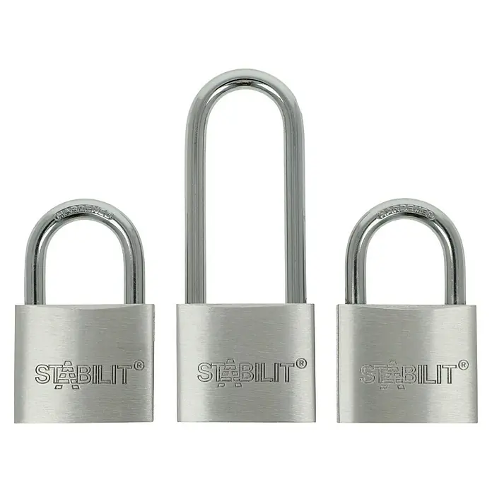 Stabilit Vorhängeschloss-Set A40-Mix Gleichschließend - 3 Stk., Aluminium - Nahaufnahme von drei silbernen Vorhängeschlössern der Marke Stabilit. Robuster Schutz für Ihre Wertsachen mit dem zuverlässigen Stabilit Vorhängeschloss.
