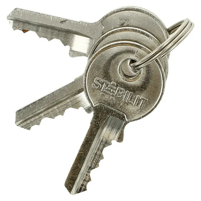 Stabilit Vorhängeschloss M30 - Breite: 30 mm, Bügelstärke: 4,8 mm - Nahaufnahme von einem Schlüsselbund mit drei silbernen Schlüsseln, die an einem Metallring befestigt sind, vor einem schwarzen Hintergrund.