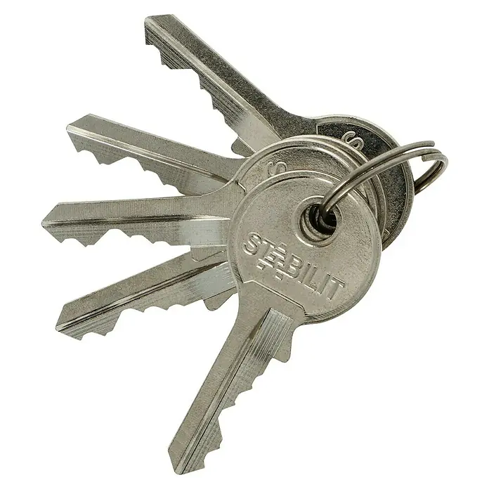 Stabilit Vorhängeschloss-Set A40-3 Gleichschließend - 3 Stk., Breite: 40 mm - Nahaufnahme eines Schlüsselbunds der Marke Stabilit an einem Schlüsselring, isoliert vor schwarzem Hintergrund.
