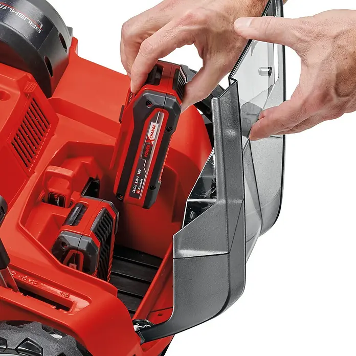 Einhell Power X-Change 18V Akku-Vertikutierer-Lüfter GE-SC 36/35 LI SOLO - Anzahl Akkus: Ohne Akku, 36 V - Nahaufnahme eines roten Einhell-Gartengeräts, bei dem eine Person einen Akku einsetzt.