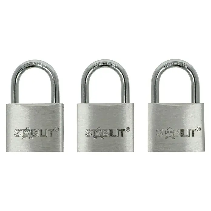 Stabilit Vorhängeschloss-Set A40-3 Gleichschließend - 3 Stk., Breite: 40 mm - Nahaufnahme von drei silbernen Vorhängeschlössern der Marke Stabilit, die nebeneinander aufgereiht sind und Sicherheit suggerieren.