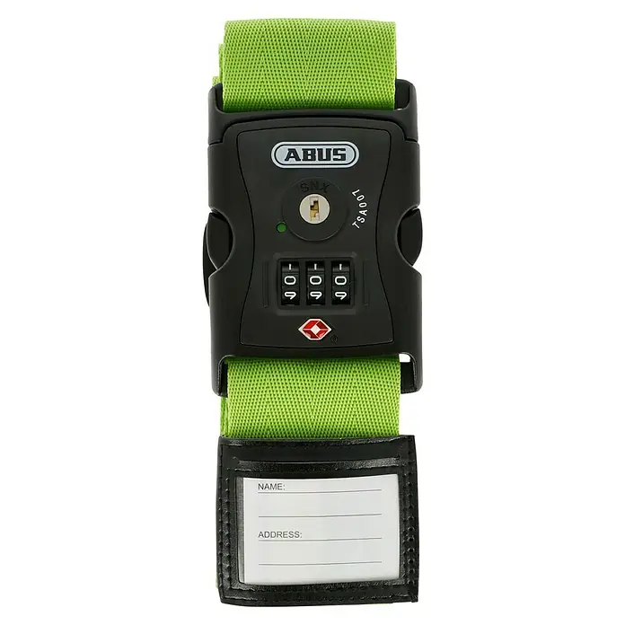 Abus Zurrgurt 620 TSA - Länge: 192 cm, Anzahl Zahlenrollen: 3 Stk., Grün - Das Bild zeigt einen ABUS Koffergurt mit Zahlenschloss und Adressanhänger. Er ist aus grünem Gewebe gefertigt und hat ein schwarzes Schloss.