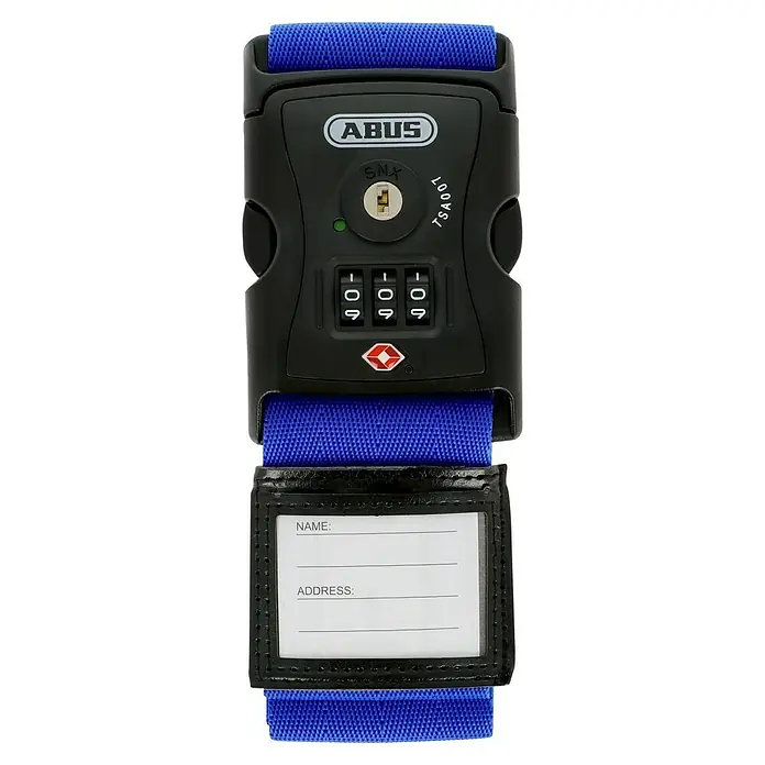 Abus Zurrgurt 620 TSA - Länge: 192 cm, Anzahl Zahlenrollen: 3 Stk., Blau - Nahaufnahme eines blauen ABUS Gepäckgurts mit Kombinationsschloss und Adressanhänger, der für zusätzliche Sicherheit und einfache Identifizierung sorgt.