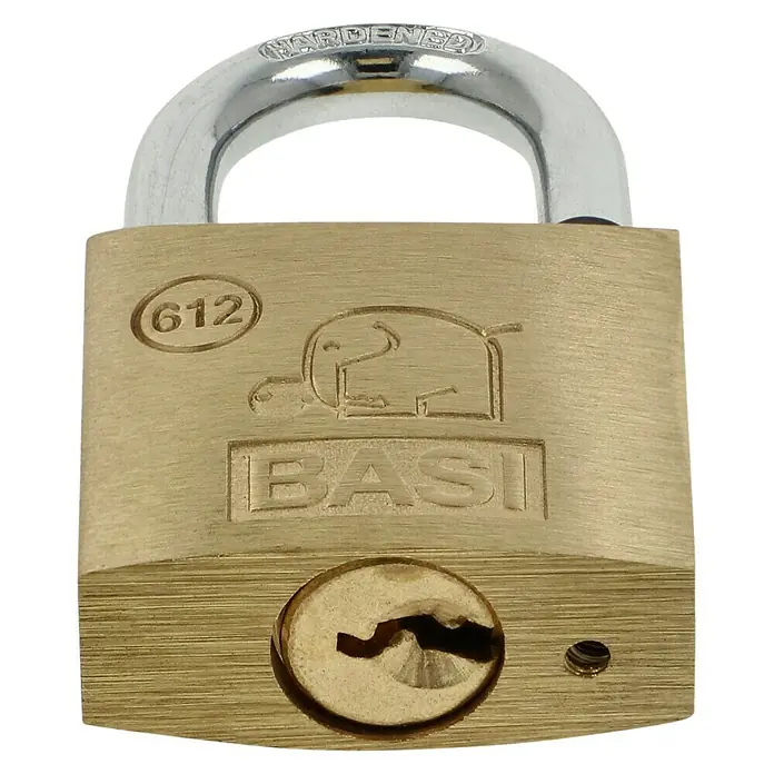 Basi Vorhängeschloss VHS 612Breite: 30 mm, Bügelstärke: 5 mm, Material Bügel: Stahl - Nahaufnahme eines robusten, goldenen BASI Vorhängeschlosses mit der Nummer 612, das Sicherheit und Schutz verspricht.