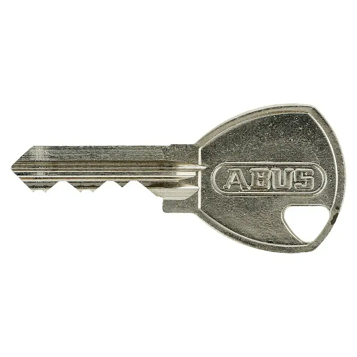 Abus Silver Rock Vorhängeschloss - Bügelstärke: 6,5 mm, Zink - Nahaufnahme eines ABUS-Schlüssels aus Metall mit gezacktem Profil und Firmenlogo auf dem Schlüsselkopf.