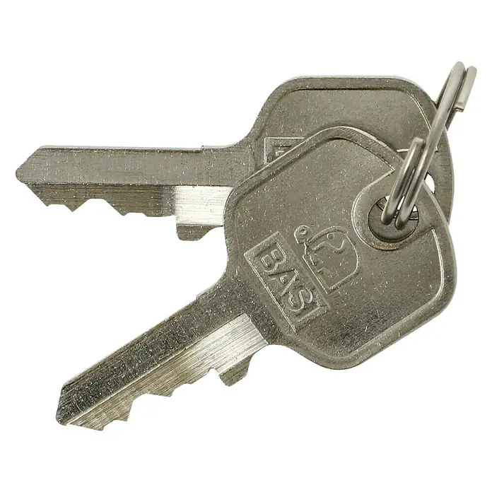 Basi Vorhängeschloss VHS 612Breite: 20 mm, Bügelstärke: 3,5 mm, Material Bügel: Stahl - Zwei silberne BASI-Schlüssel, die an einem Schlüsselring befestigt sind, vor einem schwarzen Hintergrund.