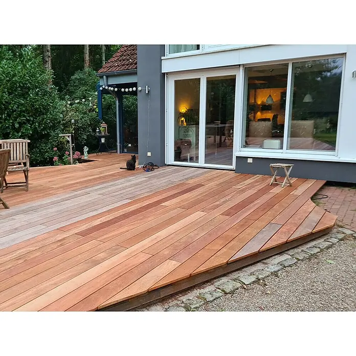 Terrassendiele - 244 x 14,5 x 2,1 cm, Braun - Eine geräumige Holzterrasse mit braunen Dielen lädt zum Verweilen im Garten ein. Ein Hocker und Gartenmöbel stehen bereit.