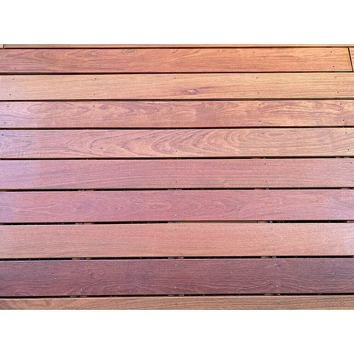 Terrassendiele - 244 x 14,5 x 2,1 cm, Braun - Nahaufnahme eines Teils eines Holzdecks, das eine schöne, natürliche Maserung und warme Farbtöne aufweist, die die Ästhetik des Holzes hervorheben.