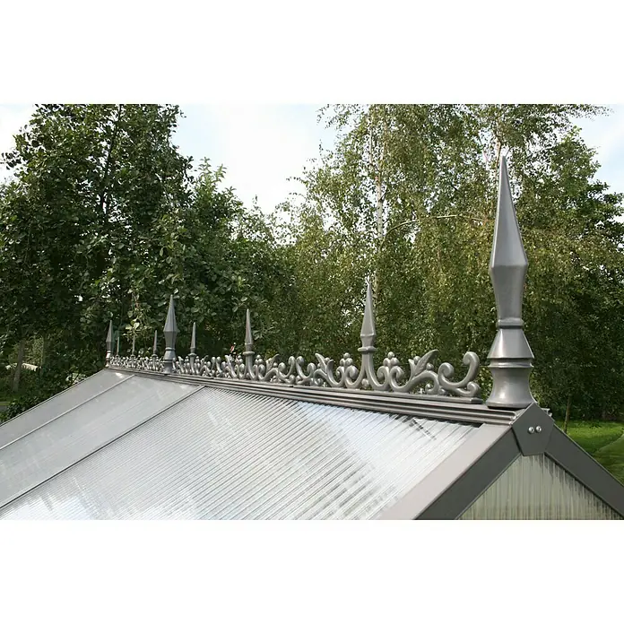 KGT Gewächshaus-Firstkrone - 429 x 5 x 30 cm, Farbe: Anthrazitgrau - Detailaufnahme eines Gewächshausdachs mit dekorativen Zierelementen und Spitzen, die dem Bauwerk eine elegante Note verleihen.
