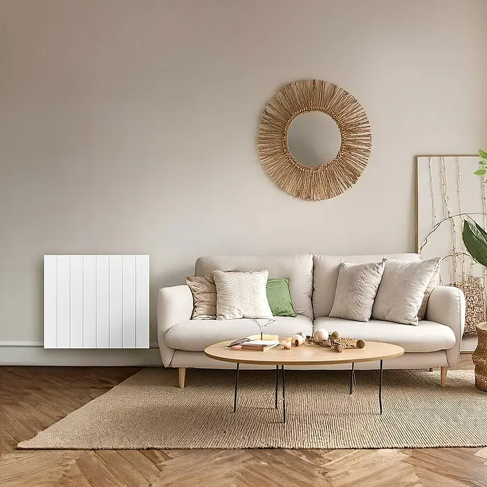 HJM Emisor térmico Ava - 1.500 W, Blanco, 7,5 x 67,2 x 50 cm, Seco - Sala de estar con un radiador de panel blanco y elegante que proporciona calefacción eficiente y una estética moderna.