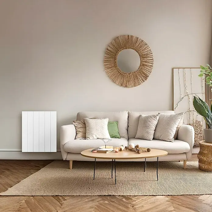 HJM Emisor térmico Ava - 1.000 W, Blanco, 7,5 x 50,4 x 50 cm, Seco - Un elegante salón con un moderno radiador blanco en la pared, que ofrece calor y confort.