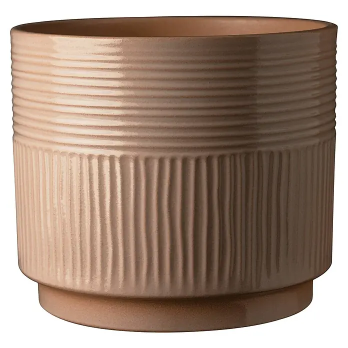 SK Übertopf rund Nara Terra - Außenmaß (Ø x H): 13 x 12 cm, Terra, Keramik, Glänzend - Nahaufnahme eines eleganten, beigen Keramikblumentopfs mit gerippter Textur, ideal für Zimmerpflanzen.
