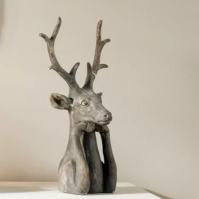Dekofigur Hirsch Zen - L x B x H: 15 x 25,5 x 41 cm, Kunststoff, Hirsch - Dunkle, patinierte Hirschskulptur mit Geweih, nachdenklich posierend mit auf den Vorderläufen ruhendem Kinn. Dekorativer Akzent.