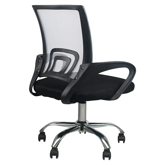 Silla de oficina Nero - Negro, Reposabrazos - Primer plano de una silla de oficina ergonómica con respaldo de malla, reposabrazos negros y base cromada con ruedas.