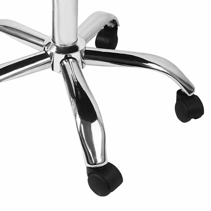Silla de oficina Bianco - Blanco, Reposabrazos - Primer plano de la base cromada de una silla de oficina con ruedas negras. La base de la silla es estable y moderna.