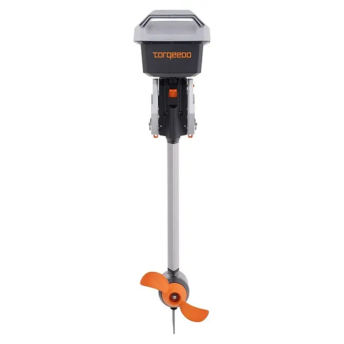 Torqeedo Elektro-Außenbordmotor Travel S - 1.100 W, Pinnensteuerung, Schaftlänge: 625 mm - Das Bild zeigt einen Torqeedo-Elektromotor für Boote, der für eine umweltfreundliche und leise Fortbewegung auf dem Wasser sorgt.