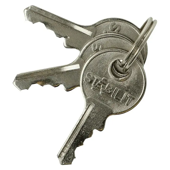 Stabilit Vorhängeschloss M20 - Breite: 21 mm, Bügelstärke: 3,5 mm - Nahaufnahme von drei silbernen Stabilit-Schlüsseln, die an einem Schlüsselring befestigt sind, vor einem schwarzen Hintergrund.