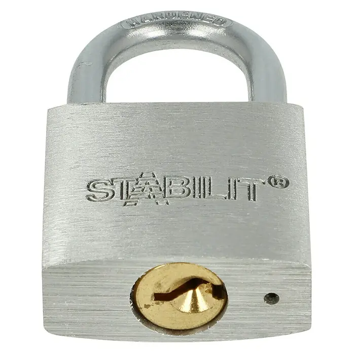 Stabilit Vorhängeschloss-Set A30-2 Gleichschließend - 2 Stk., Breite: 30 mm - Nahaufnahme eines silberfarbenen "Stabilit"-Vorhängeschlosses mit goldenem Schließzylinder vor schwarzem Hintergrund.