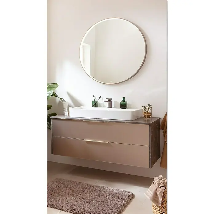 Camargue Marble Badmöbel-Set - 120 cm, Grau Marmor/Goldbronze, 3 -tlg. - Badezimmerwaschtisch mit Unterschrank in Braun und Weiß mit runden Spiegel und diversen Badartikeln.