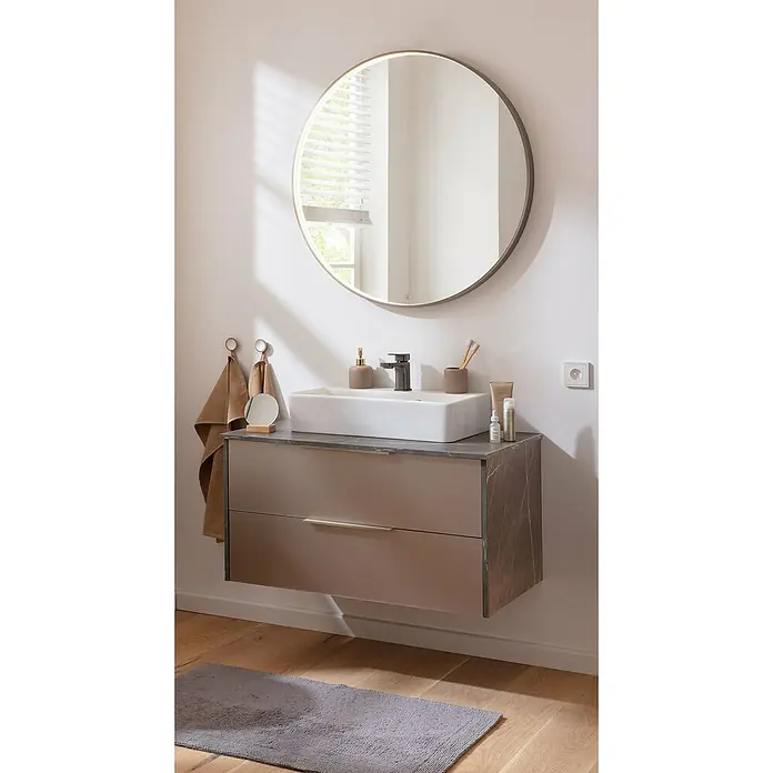 Camargue Marble Badmöbel-Set - 90 cm, Grau Marmor/Goldbronze, 3 -tlg. - Ein Badezimmerwaschtisch mit rechteckigem Waschbecken und runden Spiegel mit Handtüchern, Deko und Badezimmerartikeln.