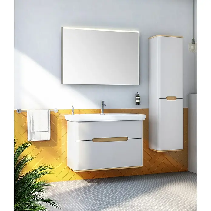 VitrA Sento Badmöbel-Set - 98 cm, Hellgrau, 2 Schubladen, Ohne Wäschekorb - Modernes Badezimmer mit weißem Waschtischunterschrank, Spiegelschrank und Hochschrank mit Holzdetails vor einer gelben Wand.