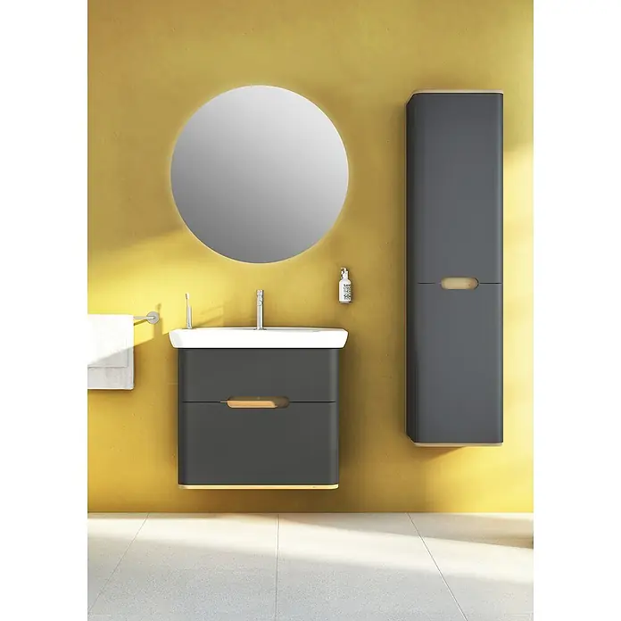 VitrA Sento Badmöbel-Set - 80 cm, Anthrazit, 2 Schubladen, Ohne Wäschekorb - Badezimmer-Ensemble mit modernem grauen Waschtisch, rundem Spiegel und passendem Hochschrank vor gelber Wand.