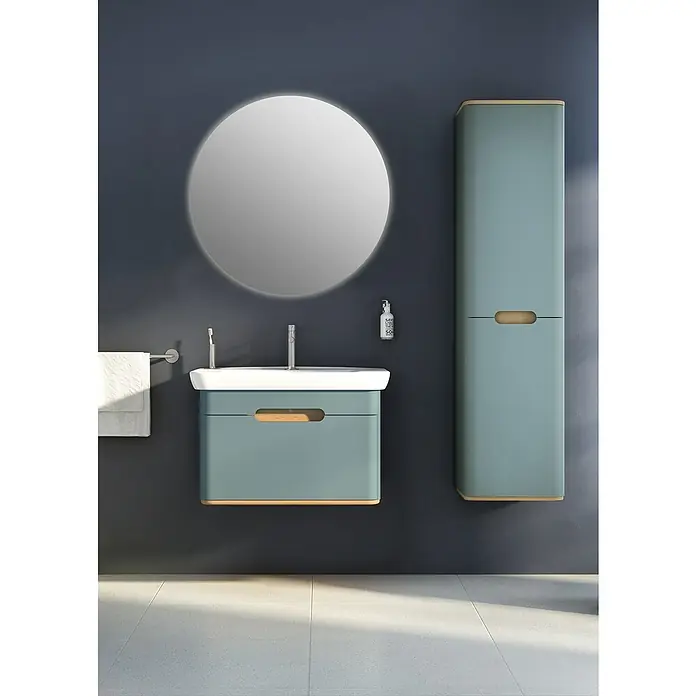 VitrA Sento Badmöbel-Set - 80 cm, Fjordgrün, 1 Schublade, Ohne Wäschekorb - Das Bild zeigt ein modernes Badezimmer-Set in Blaugrün, bestehend aus einem Waschtisch mit Spiegel und einem Hochschrank. Elegantes Design für Ihr Bad.