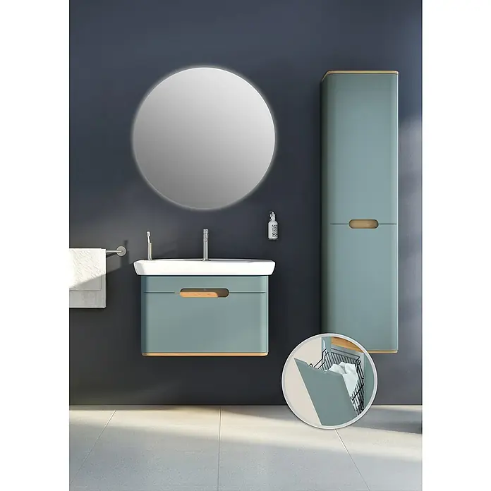 VitrA Sento Badmöbel-Set - 80 cm, Fjordgrün, 1 Schublade, Mit Wäschekorb - Badezimmer-Interieur mit einem modernen Waschtisch in Blautönen, einem runden Spiegel und einem passenden Hochschrank für stilvolle Aufbewahrung.