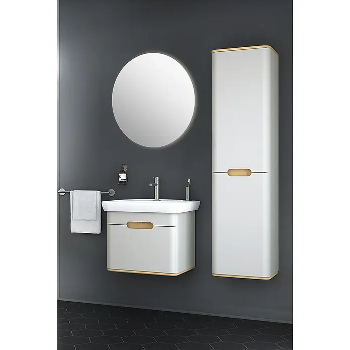 VitrA Sento Badmöbel-Set - 63 cm, Hellgrau, Ohne Wäschekorb - Badezimmer-Set mit einem Waschbeckenunterschrank, einem Spiegelschrank und einem runden Spiegel vor einer grauen Wand.