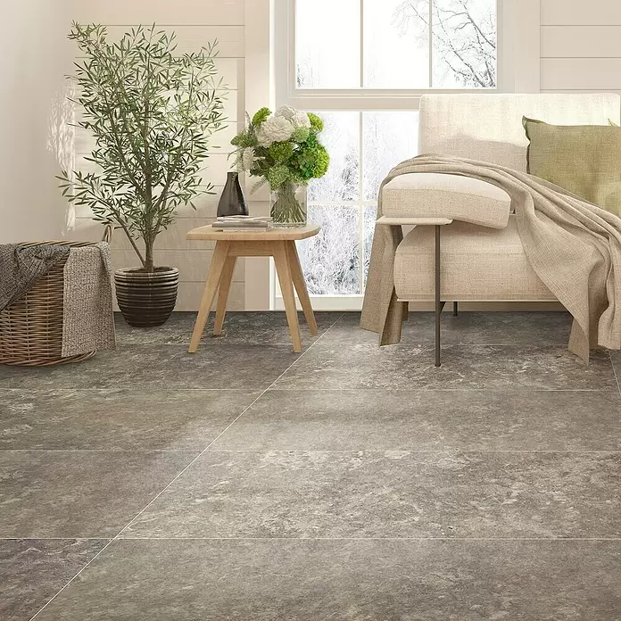 Feinsteinzeugfliese Tivoli Stone - 60 x 119,5 cm, Caramel, Glänzend - Großformatige, rechteckige Bodenfliesen in Steinoptik, mehrfarbig graubraun, in einem gemütlichen Wohnzimmer.