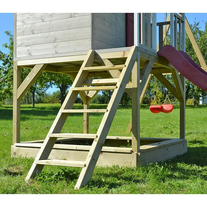 Wendi Toys Spielhaus Alpaka - Glas, Natur/Rot - Bild eines hölzernen Spielhauses mit Rutsche, Schaukel und Sandkasten im Garten, perfekt für Kinder zum Spielen und Spaß haben im Freien.