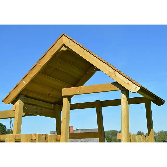 Wendi Toys Kinderspielturm Pinguin - Natur/Gelb - Detailaufnahme eines Spielturms mit Holzdach vor blauem Himmel. Das Dach bietet Schutz und verleiht dem Spielplatz ein ansprechendes Aussehen.