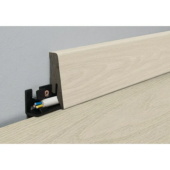 LOGOCLIC Aquaprotect Sockelleiste K58 Mistery Oak - L x B x H: 260 cm x 18 mm x 58 mm, MDF/HDF - Eine Sockelleiste mit integriertem Kabelführungskanal, der ein Stromkabel aufnimmt. Ideal zur versteckten Kabelverlegung im Wohnraum.