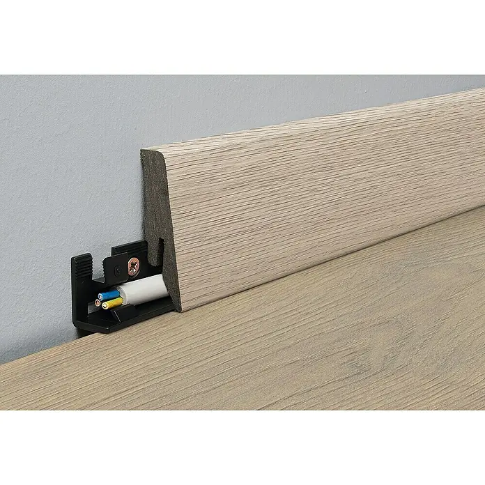 LOGOCLIC Aquaprotect Sockelleiste K58 Marea Oak - L x B x H: 260 cm x 18 mm x 58 mm, MDF/HDF - Ein modernes Fußleisten-System mit integriertem Kabelkanal, ideal für die verdeckte Kabelführung und stilvolle Raumgestaltung.