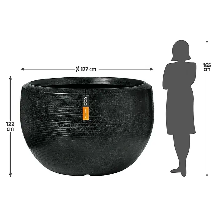 Capi Europe Übertopf rund Arc Granite - Außenmaß (Ø x H): 177 x 120 cm, Schwarz, Kunststoff, Matt - Abbildung eines großen, schwarzen Pflanzgefäßes mit den Maßen 177 cm Durchmesser und 122 cm Höhe, neben einer 165 cm großen Person.