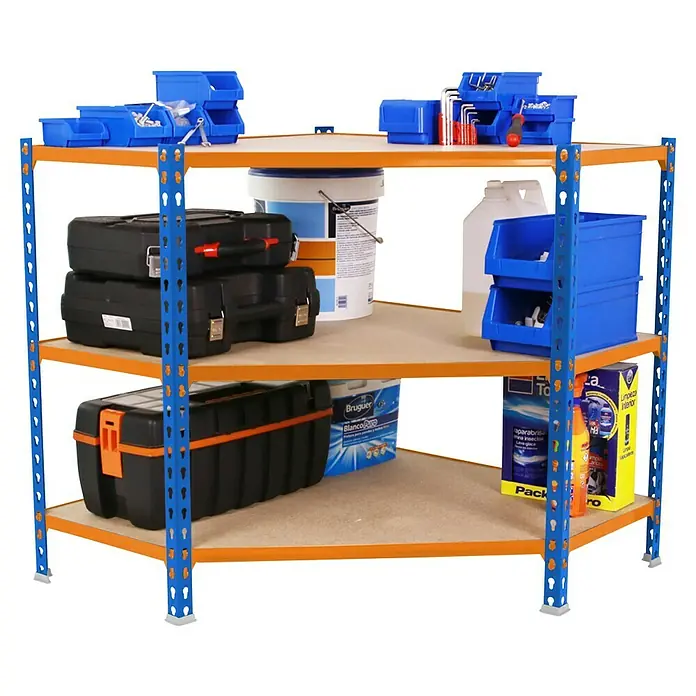 Simonrack Maderclick Estantería esquinera Corner - Al x An x Pr: 90 x 90 x 50 cm, Capacidad de carga por balda: 200 kg, Número de baldas: 3 ud., Inserción, Azul/Naranja - Estantería cargada con cajas de herramientas y varias herramientas, ideal para un almacenamiento organizado. La unidad es robusta y ofrece mucho espacio.