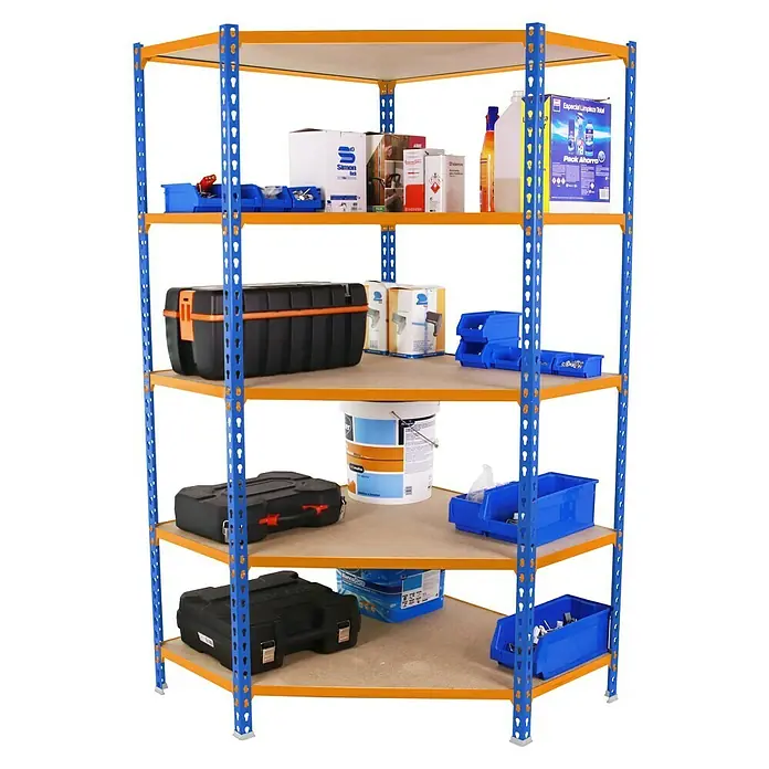 Simonrack Maderclick Estantería esquinera Corner - Al x An x Pr: 180 x 90 x 40 cm, Capacidad de carga por balda: 200 kg, Número de baldas: 5 ud., Inserción, Azul/Naranja - Estantería azul y naranja con cajas de herramientas, contenedores y diversos artículos expuestos en los estantes, ofreciendo soluciones de organización.