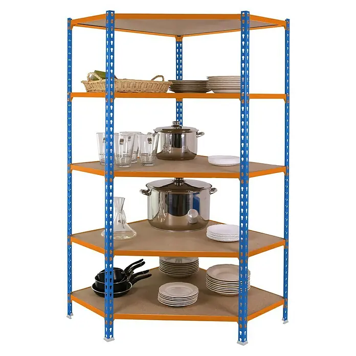 Simonrack Maderclick Estantería esquinera Corner - Al x An x Pr: 180 x 90 x 40 cm, Capacidad de carga por balda: 200 kg, Número de baldas: 5 ud., Inserción, Azul/Naranja - Estantería llena de utensilios de cocina. El estante de almacenamiento tiene cinco niveles, con platos, ollas, cristalería y una cesta de verduras.