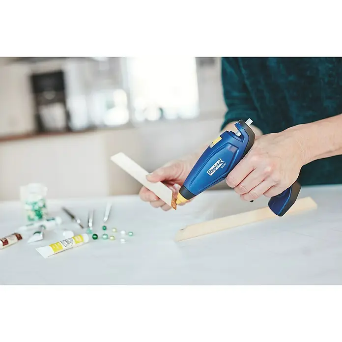 Rapid Akku-Heißklebepistole - 3,6 V, 1 Akku, Durchmesser Klebepatrone: 7 mm - Person, die eine Rapid BGX7 Akku-Klebstoffpistole zum Verkleben von Holzstücken verwendet.