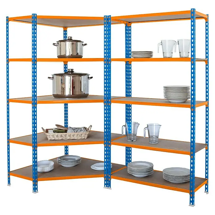 Simonrack Maderclick Set de estanterías Corner - Al x An x Pr: 180 x 90 x 40 cm, Capacidad de carga por balda: 150 kg, Número de baldas: 10 ud., Inserción, Azul/Naranja - Imagen de una estantería azul y naranja que muestra ollas, jarras y vajilla, combinando funcionalidad y soluciones de almacenamiento elegantes.