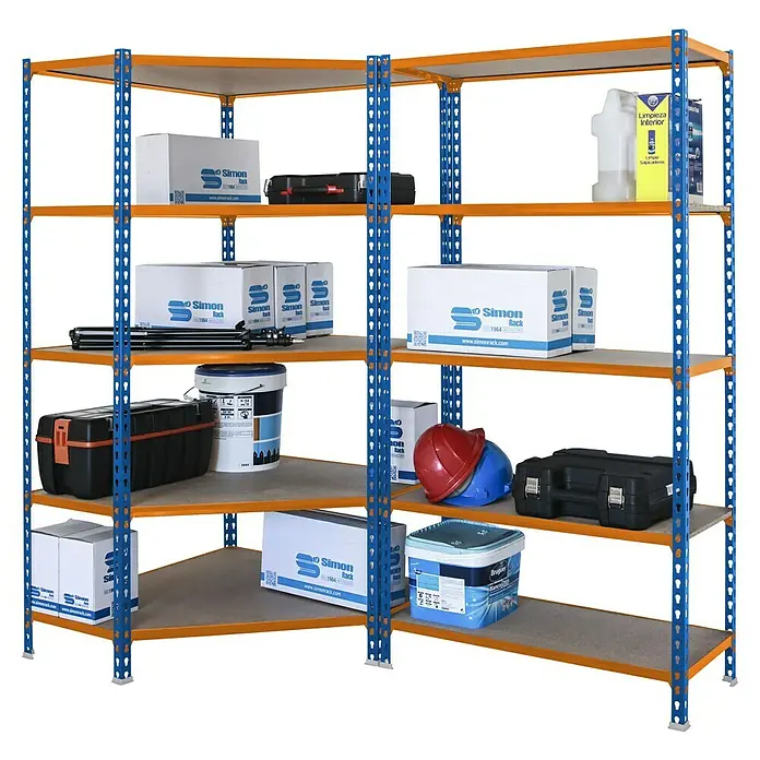 Simonrack Maderclick Set de estanterías Corner - Al x An x Pr: 180 x 90 x 40 cm, Capacidad de carga por balda: 150 kg, Número de baldas: 10 ud., Inserción, Azul/Naranja - Primer plano de una estantería azul y naranja con artículos variados como cajas y contenedores, ideal para almacenamiento y organización.