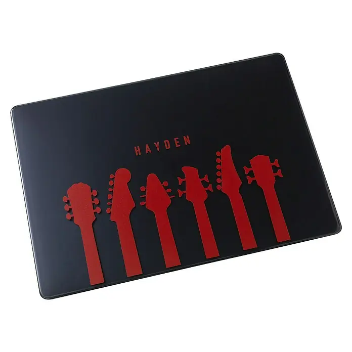 Cricut Vinylfolie Material Starter Bundle - 9 -tlg., Bunt - Laptop-Hülle mit Gitarrenhals-Design und dem Namen "Hayden" in Rot. Schützt das Gerät und zeigt die Leidenschaft für Musik auf stilvolle Weise.