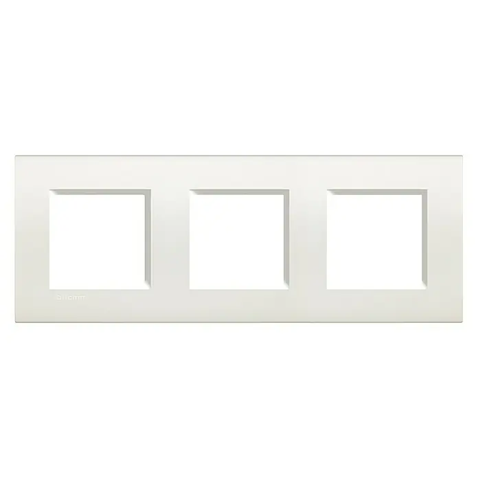 Bticino Living Light Marco - Blanco, Modelo de mecanismos: x 3, Plástico, Colocar - Placa de cubierta blanca Bticino con tres aberturas cuadradas para interruptores o enchufes, para una instalación elegante.