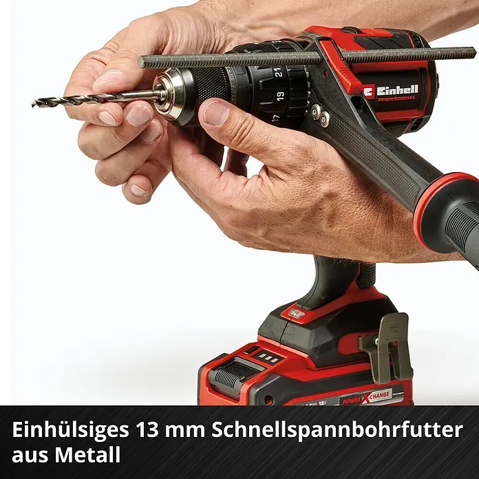 Einhell Professional Power X-Change 18V Akku-Schlagbohrschrauber TP-CD 18/120 Solo - 18 V, Ohne Akku, 120 Nm - Einhand-Schnellspannbohrfutter: Ein Mann wechselt den Bohrer an einer roten Einhell-Akku-Bohrmaschine.