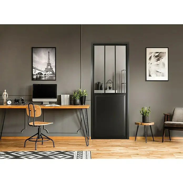 Kit atelier Drehtür Loft Atelier - 904 x 2.057 mm, Rechts, Einscheibensicherheitsglas (ESG) - Ein stilvolles Arbeitszimmer mit einem modernen Bürotisch, einem ergonomischen Stuhl und einer eleganten schwarzen Glastür.