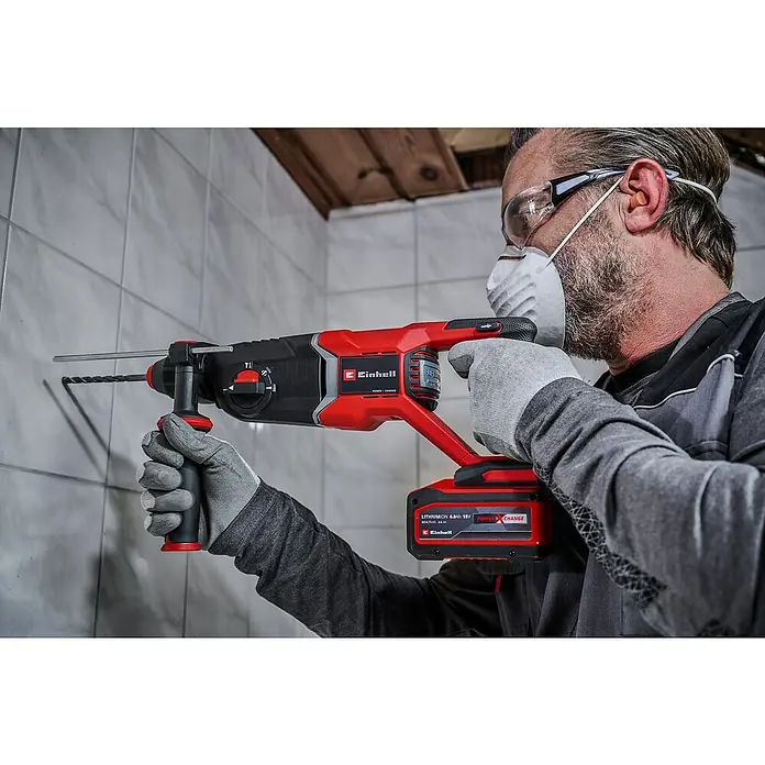 Einhell Professional Power X-Change 18V Akku-Kombihammer TP-HD 18/26 D Li BL-Solo - 18 V, Ohne Akku, 2,6 J - Ein Handwerker bohrt mit einem Einhell Akku-Bohrhammer in eine geflieste Wand. Schutzausrüstung inklusive.